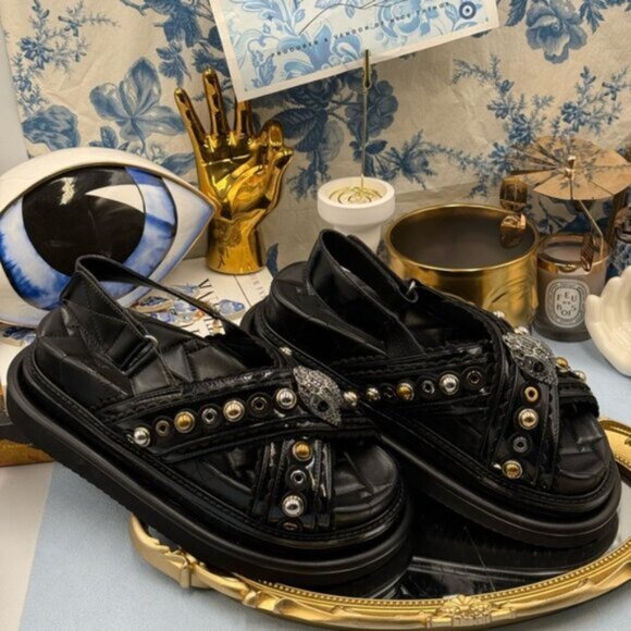 🆕 KURT GEIGER LONDON 🧿 NWOB Orson Cross Scallop Sandal, Black - Sz 37 US  7 - Picture 6 of 16